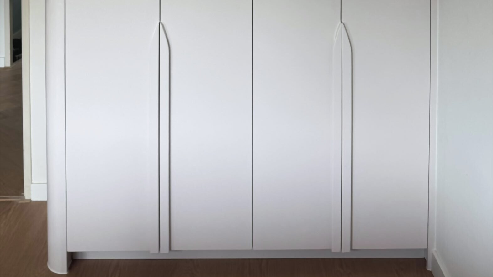 Curved floor-to-ceiling wardrobe